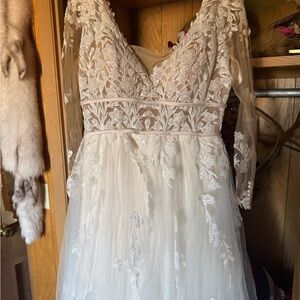 Elegant Lace Wedding Dress in Cream